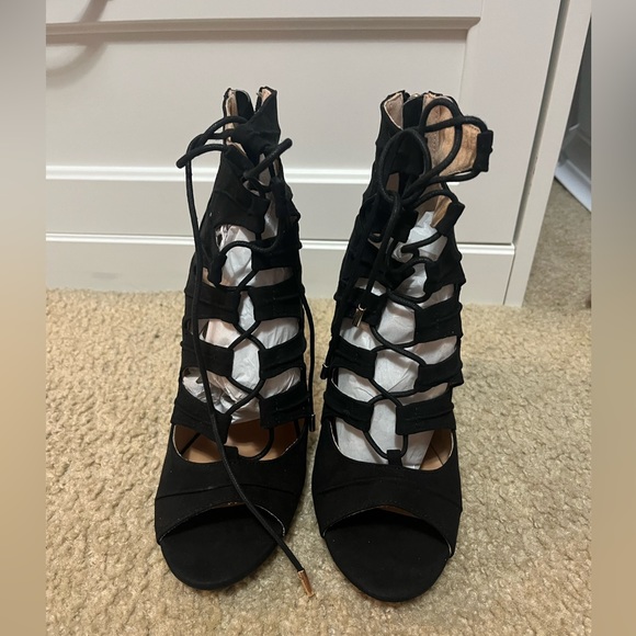 Heels - Picture 3 of 3